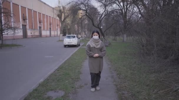 Mujer asiática usando máscara de contaminación de pie al aire libre . — Vídeo de stock
