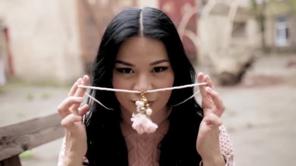 Asiatisk medelålders modell poserar för kamera. — Stockvideo