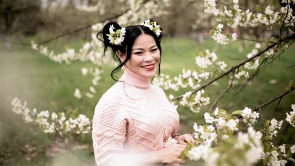 Mulher encantadora em um jardim florescente . — Vídeo de Stock