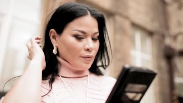 Mujer asiática usando mensajes de texto de teléfonos inteligentes durante la sesión de fotos — Vídeo de stock