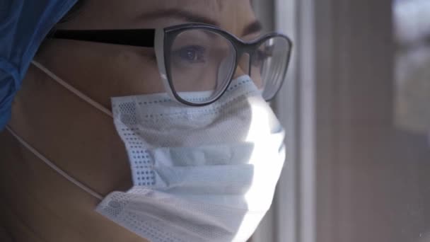 Paciente asiática en cuarentena con uniforme médico preventivo durante Covid 19 — Vídeos de Stock