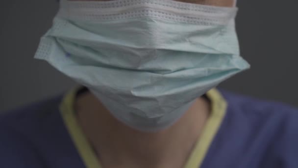 Happy doctor taking off pollution mask and smile. — Stock Video