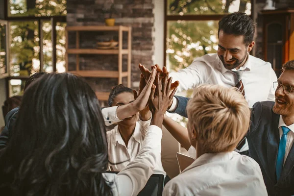 High Five geste de l'équipe des gens d'affaires — Photo