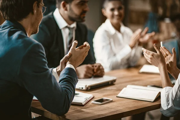 Grupo de empresários aplaudem durante uma reunião — Fotografia de Stock