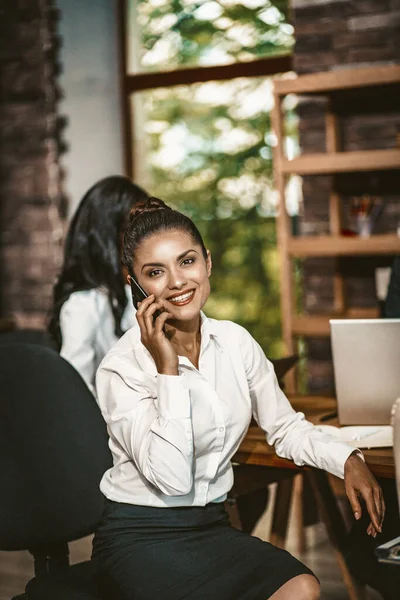 Elegantní pracovnice kanceláře mluví po telefonu — Stock fotografie