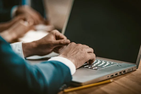 Empresário usa tecnologia sem fio no Notebook — Fotografia de Stock