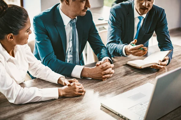 Medarbetarna diskuterar i styrelserummet — Stockfoto