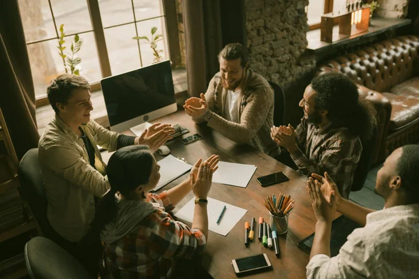 Cheering Of Diverse Freelancers Team Op Vergadering — Stockfoto