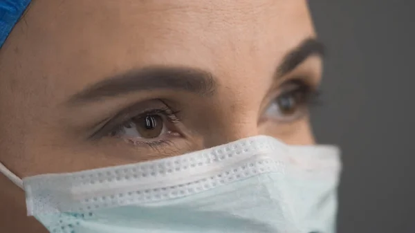 Close-up de rosto de médicos femininos na máscara — Fotografia de Stock