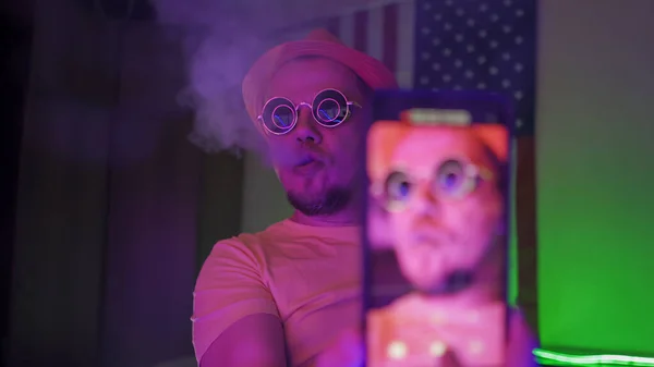 Palacz z Hookah robi selfie w neon podświetlone — Zdjęcie stockowe