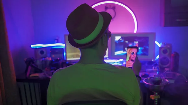 Creative Man sprawia, że Selfie palenie Hookah w Neon Lights — Zdjęcie stockowe