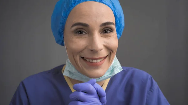Smiling Female Doctor Took De pe Ei Masca — Fotografie, imagine de stoc