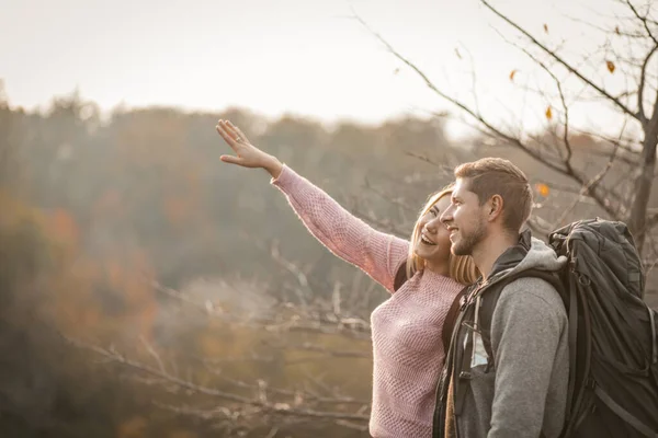 Happy Backpackers staat op klif rand bij zonsondergang — Stockfoto