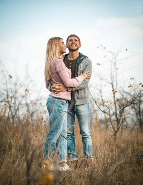 Mann und Frau stehen auf Gras im Freien — Stockfoto