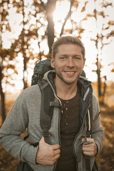 Reiziger met rugzak wandelingen in het Herfst Bos — Stockfoto