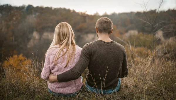 Verliebtes Paar sitzt in der Natur, Blick von hinten — Stockfoto