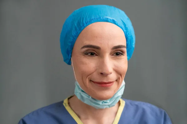 Χαμογελώντας γιατρός απογειώνεται προστατευτική μάσκα της — Φωτογραφία Αρχείου