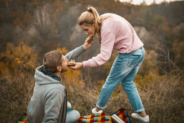 Homme et femme se nourrissent mutuellement Sandwichs en plein air — Photo