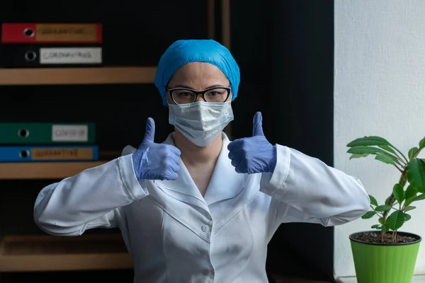 Dokter menunjukkan Tangan GREAT Tanda Tangan Berdiri di Kantor — Stok Foto