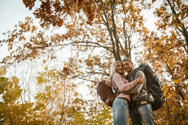 Homem e mulher abraços em pé na floresta de outono — Fotografia de Stock