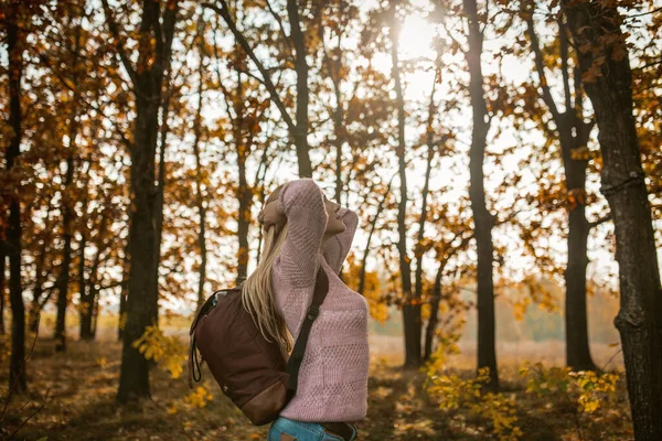 Profilo Veduta della bionda carina che viaggia nella natura — Foto Stock