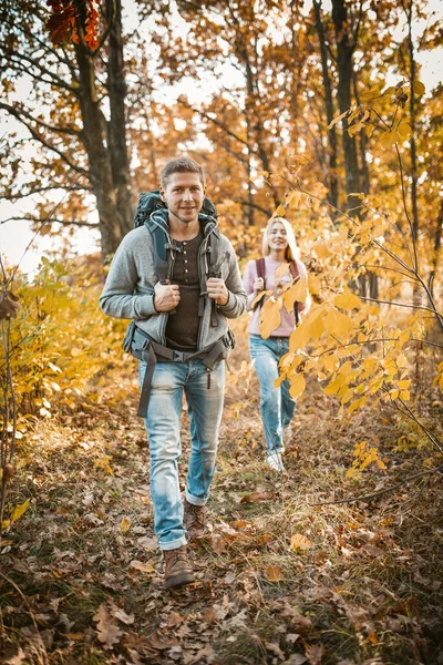 Rodinná turistika po podzimní lesní pěšině — Stock fotografie