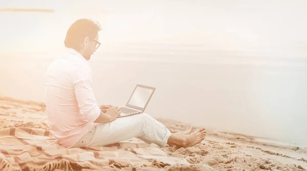 Libero professionista sul lato mare lavoro per il concept design. Sfondo estivo. Concetto aziendale. Concetto vacanza estiva — Foto Stock