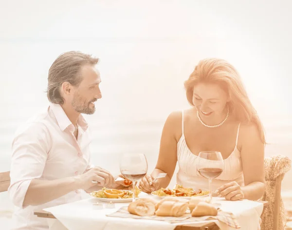 Ett par dejting middag. Glada älskare på bord i restaurang — Stockfoto