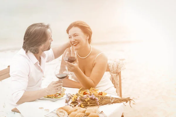 Mittleres Alter Paar mit Rotwein sitzen im Restaurant in schönem Stil. Glückliches Senioren-Konzept — Stockfoto