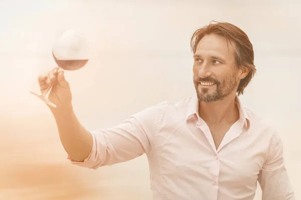 Conceito Sommelier. Homem com copo de vinho tinto. Sorriso feliz fabricante de vinho — Fotografia de Stock