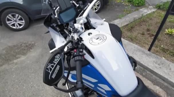 Sport motorfiets buiten staan — Stockvideo