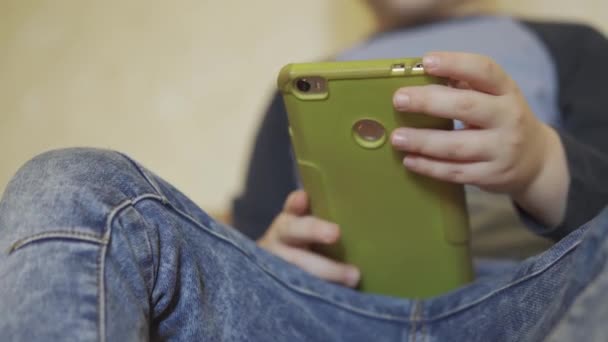 Niño jugando juego en el teléfono inteligente. — Vídeos de Stock