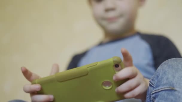 Pojke med pappor smartphone spela spel. — Stockvideo
