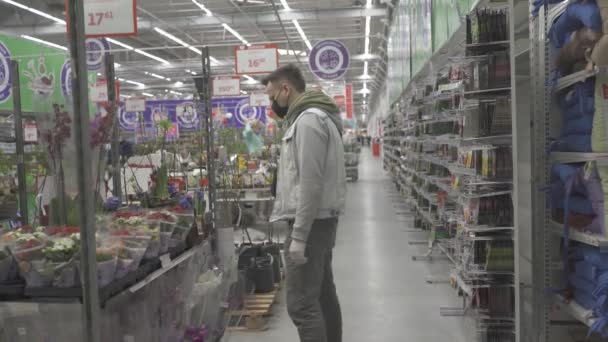 Une personne debout devant un magasin — Video