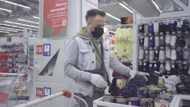 Hombre comprando una caja de regalo de calcetines . — Vídeo de stock