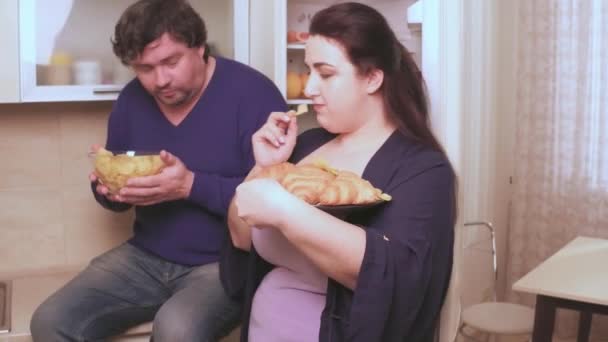 Body positive couple eating unhealthy food at night. — Stock Video