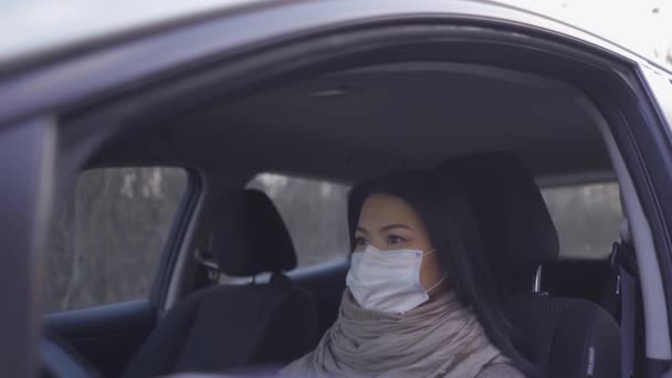 Dokter gefrustreerd na lange harde dag zitten in de auto. — Stockvideo