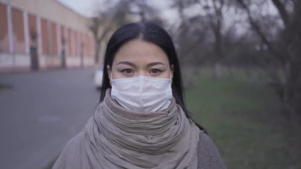 Asiatisk kvinna ensam på gatan bär föroreningar mask — Stockvideo