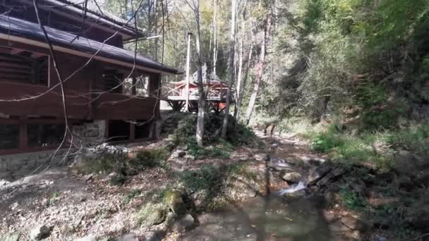 Maison en bois dans les montagnes carpatiennes . — Video