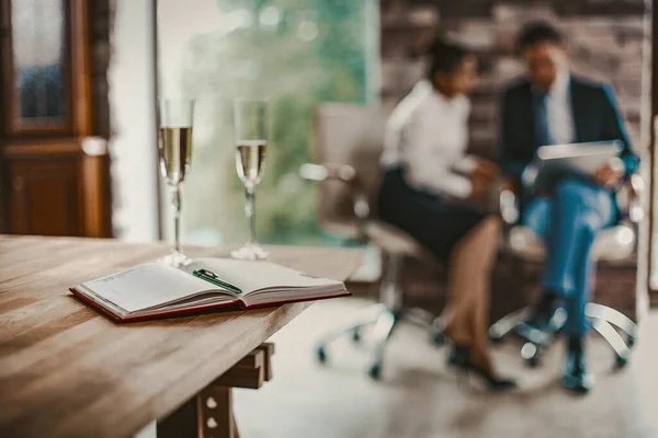 Pausa de champanhe para pessoas de negócios na reunião — Fotografia de Stock