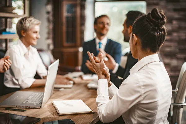 Discussão da equipe de negócios durante a Metting de negócios — Fotografia de Stock