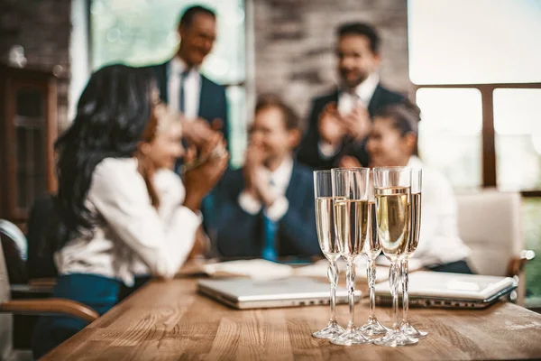 Evento de negócios com copos de champanhe no escritório — Fotografia de Stock