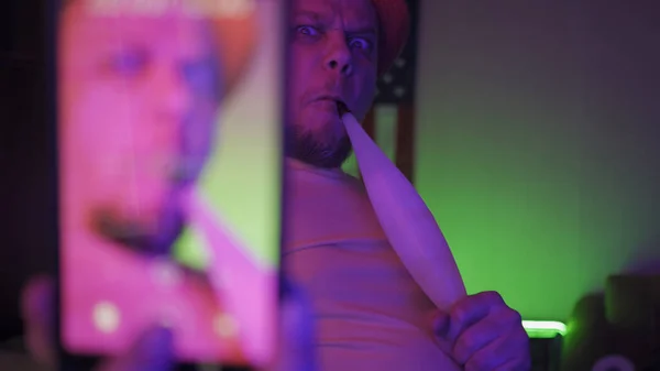 Cute Man palenia Hooka strzela Selfie lub wideo przez telefon — Zdjęcie stockowe
