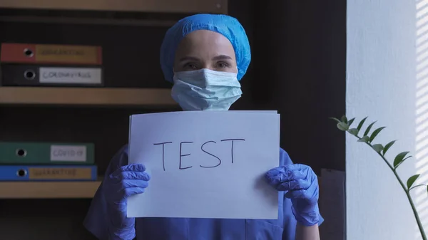 Női orvos holding papír üres ajánlattal csinálni Coronavirus teszt — Stock Fotó