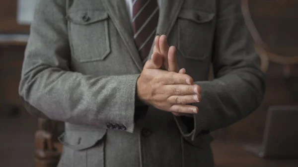 Бизнесмен лечит свои руки антисептиком — стоковое фото