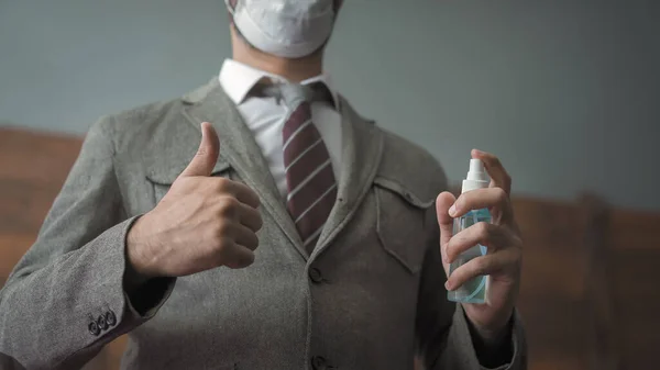 Empresário toma medidas preventivas trabalhando no escritório durante a pandemia — Fotografia de Stock