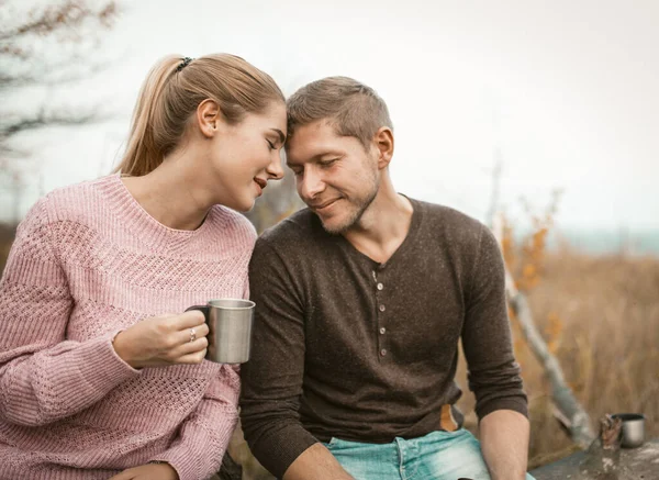 Feliz pareja en amor tocado su frente en la naturaleza — Foto de Stock