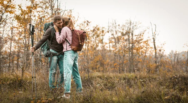 Reizende paar gestopt om te ontspannen in een bos Glade — Stockfoto