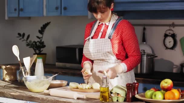 Το κορίτσι που μαγειρεύει τις πατάτες καλείται από το μάγειρα ή νταντά να προετοιμαστεί για την οικογένεια των επιχειρηματιών στην όμορφη παλιά κουζίνα μόδας της εξοχικής κατοικίας. Πρότυπα 422. — Αρχείο Βίντεο