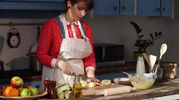 X8 ha accelerato le riprese di una ragazza che cucina alla cucina blu vintage. Ragazza taglio di patate con pasta mista e pronto a fare torta di patate. Prore 422 — Video Stock